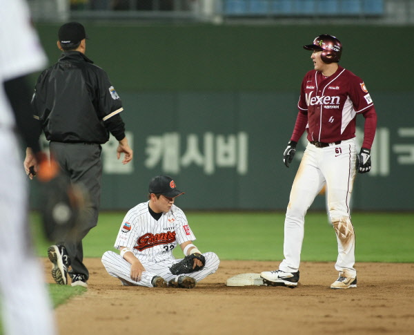 정훈선수 도루 수비모습